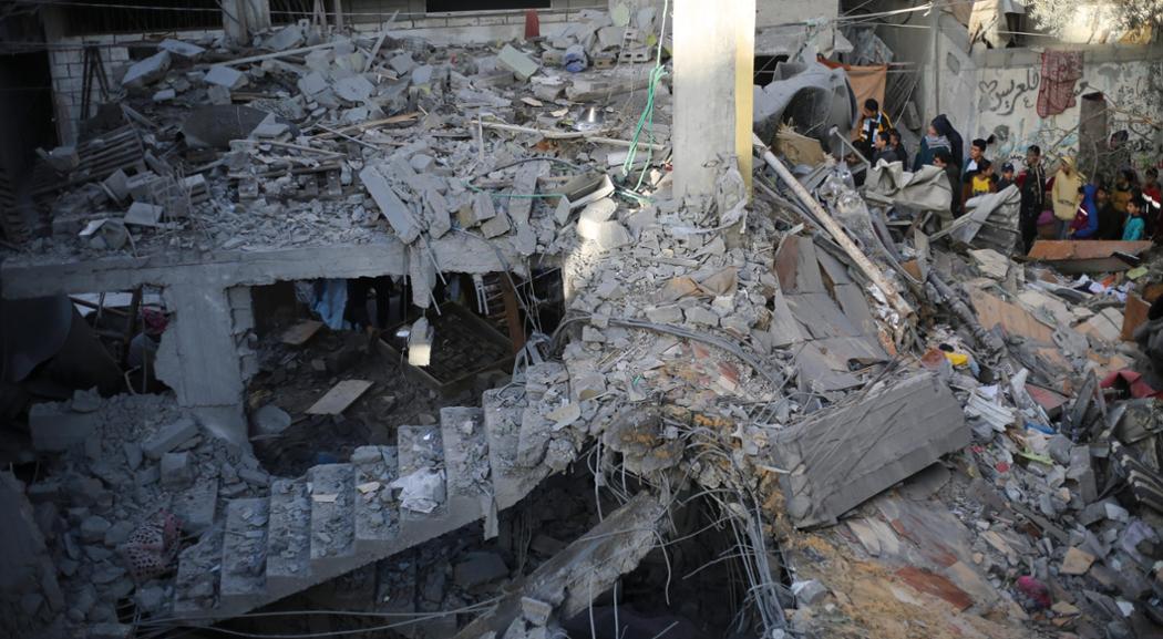 Strage di giornalisti a Gaza: raid israeliano su ospedale di Khan Younis provoca almeno 20 morti. Parolin: “Siamo allibiti”