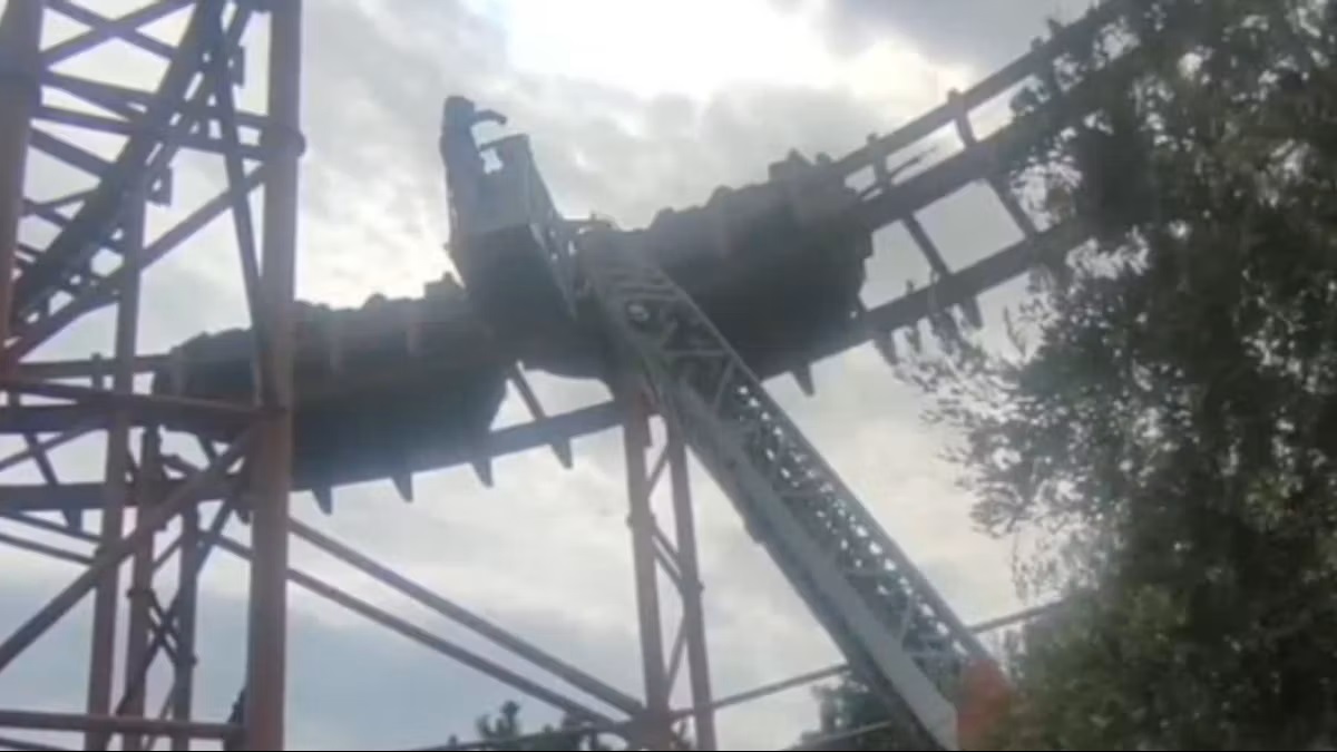 Roma, brivido alle montagne russe di Cinecittà World: guasto ferma i vagoni a mezz’aria, intervento dei Vigili del Fuoco