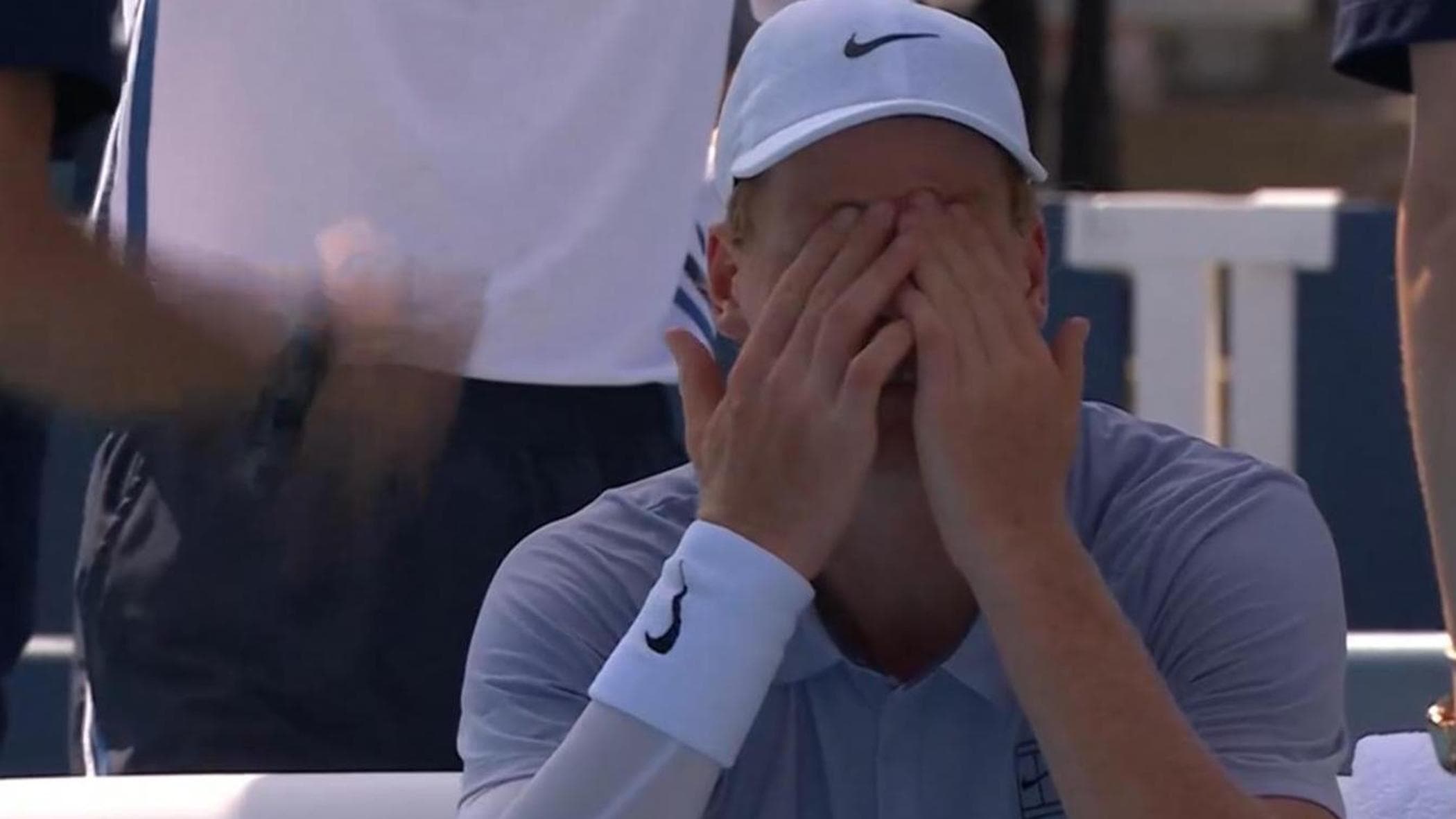 Masters 1000 Cincinnati: Sinner sta male e si arrende dopo 20′, Alcaraz campione