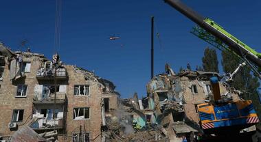 Ucraina: ex presidente Parlamento ucciso da killer travestito da rider. Nuovo massiccio attacco russo su città