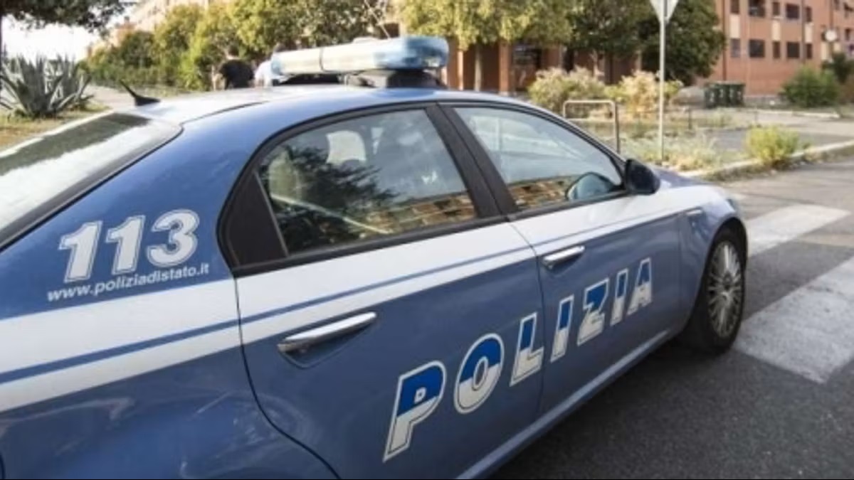 Roma, tragedia sulla Laurentina: auto ad alta velocità travolge due runner. Un morto e un ferito grave