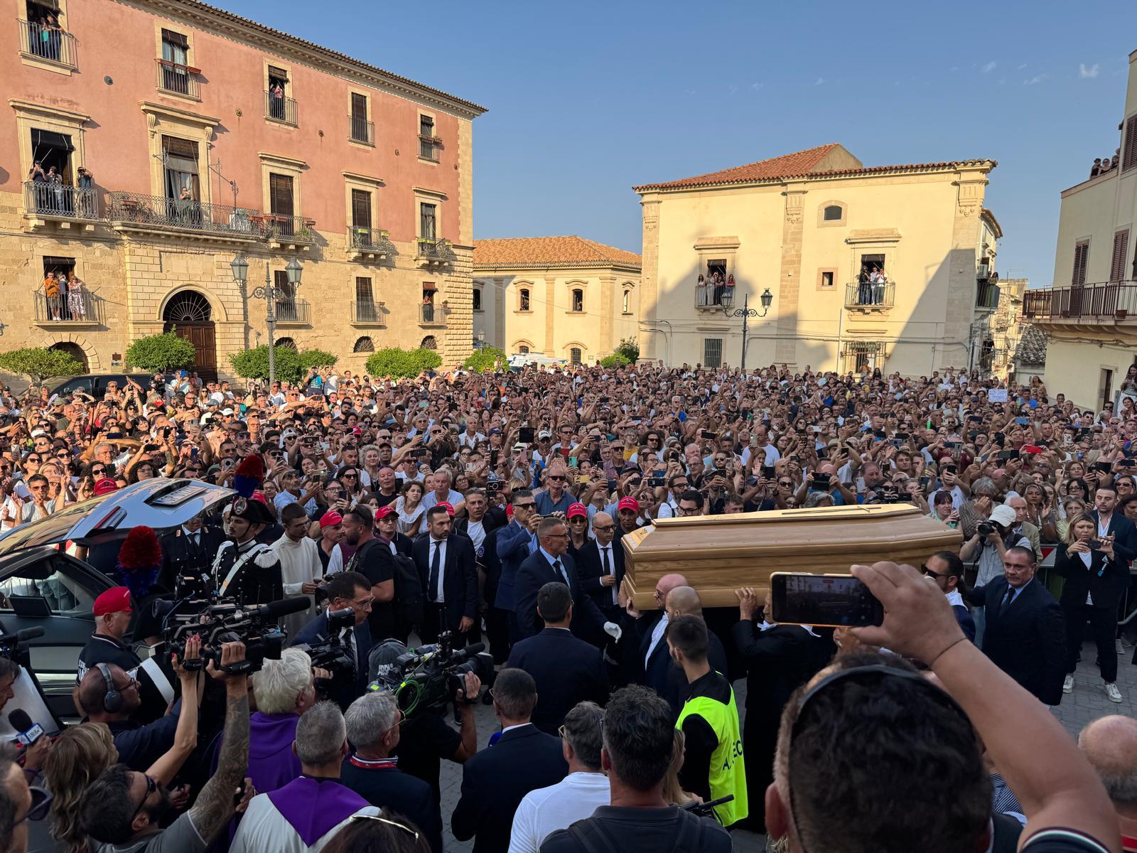 L’abbraccio di Militello a Pippo Baudo: in migliaia ai funerali | L’omelia: “Coraggioso contro la mafia” | Le foto