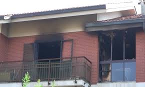 Incendio in una palazzina del Torinese, morta 28enne