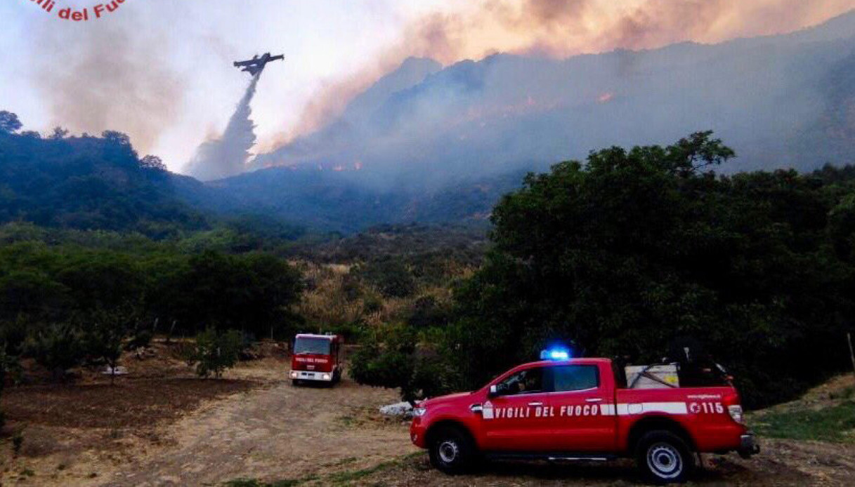 Incendio alle porte di Catania, minacciate case e residenti