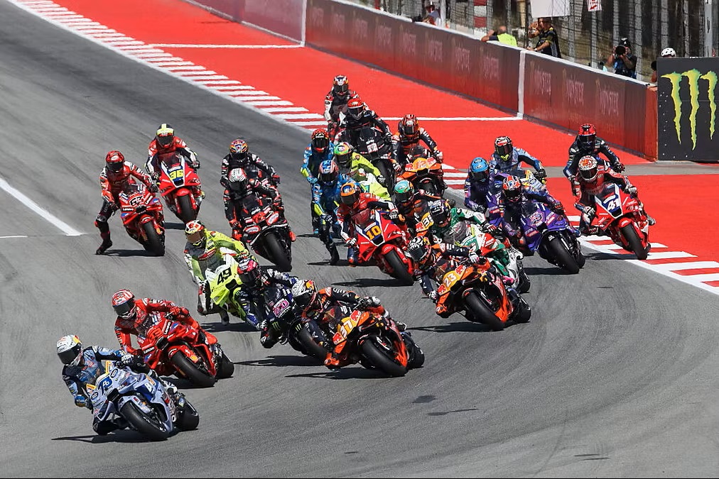 MotoGP, GP Catalogna: trionfo di Alex Marquez, rimandata la festa titolo di Marc. Bastianini super terzo