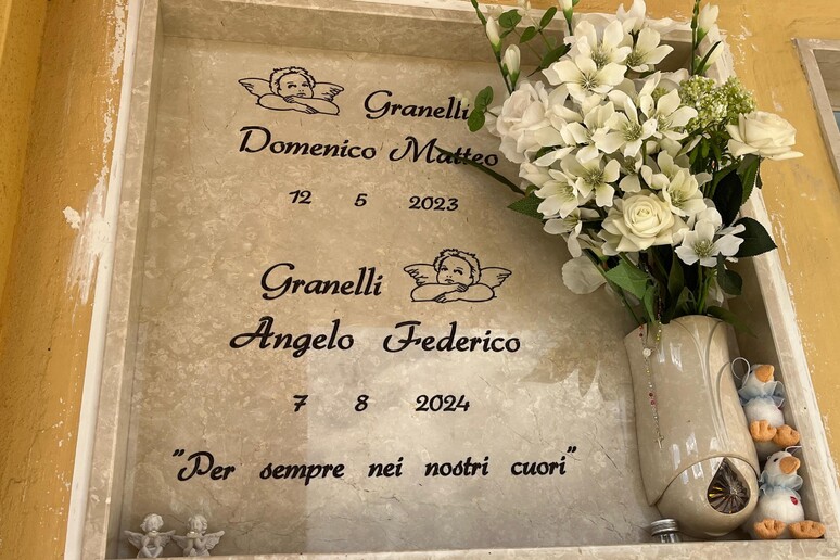 Parma, una lapide per i neonati di Chiara Petrolini: “Per sempre nei nostri cuori”