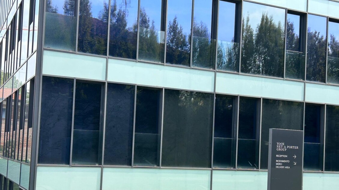 Yoox avvia licenziamenti: 211 esuberi tra Bologna e Milano, sindacati in allarme