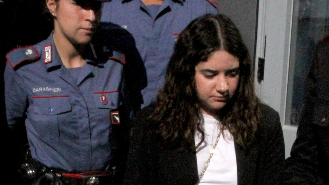 Parma, al processo per infanticidio la foto del neonato senza vita: Chiara Petrolini lascia l’aula