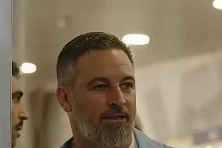 Madrid, il leader di Vox Abascal omaggia Charlie Kirk: “Difendiamo la libertà dal totalitarismo della sinistra”