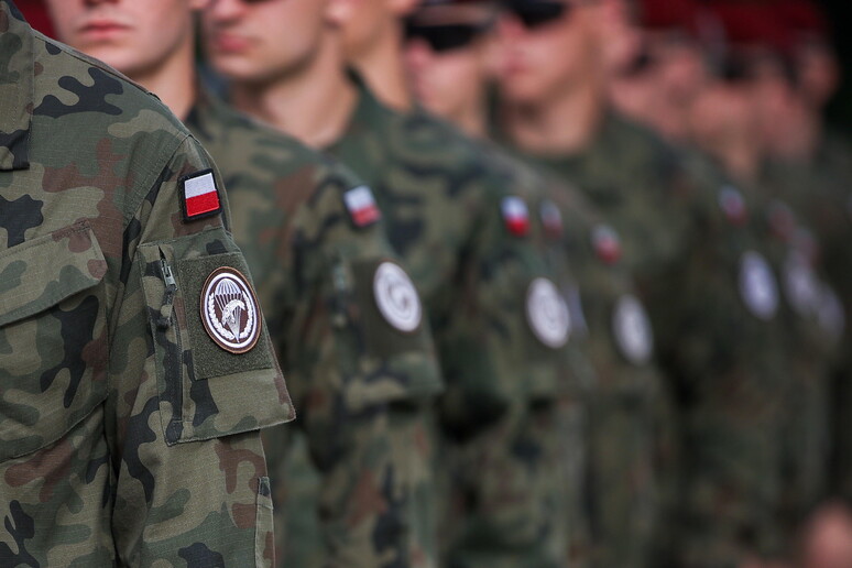 Crisi ai confini della Nato: Polonia schiera 40.000 soldati, alleati rafforzano la difesa aerea dopo l’incidente dei droni russi