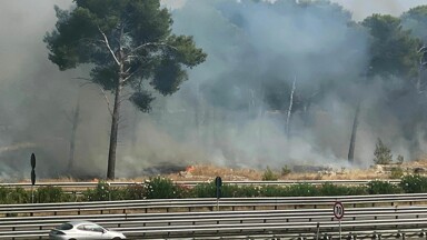 Lecce, incendio in azienda di rottami: allarme fumi tossici, il sindaco ordina “chiudere finestre”