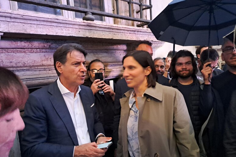 Schlein apre a Conte: «Costruiamo una coalizione con il Paese»