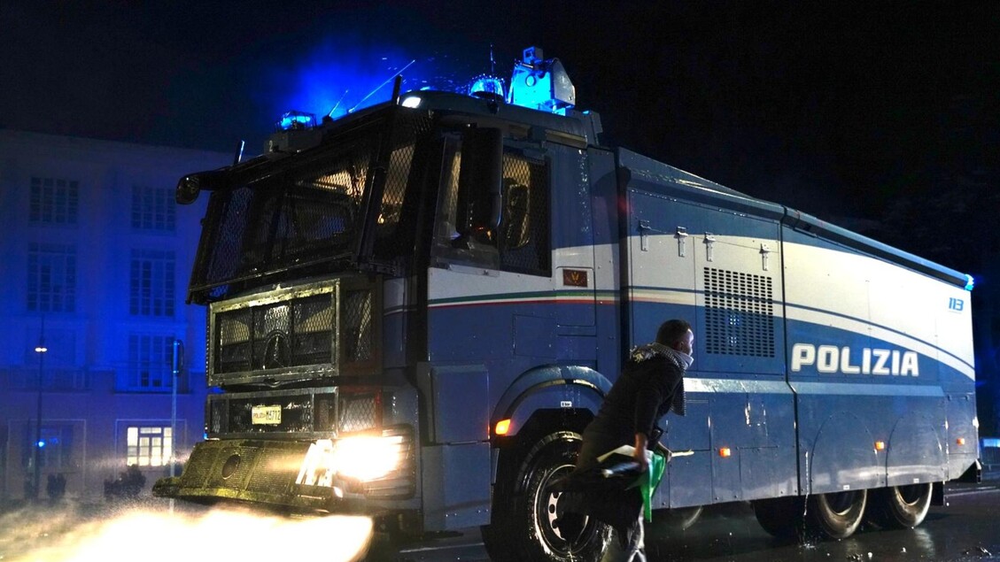 Scontri a Udine dopo la partita Italia-Israele: due arresti, feriti giornalisti e forze dell’ordine