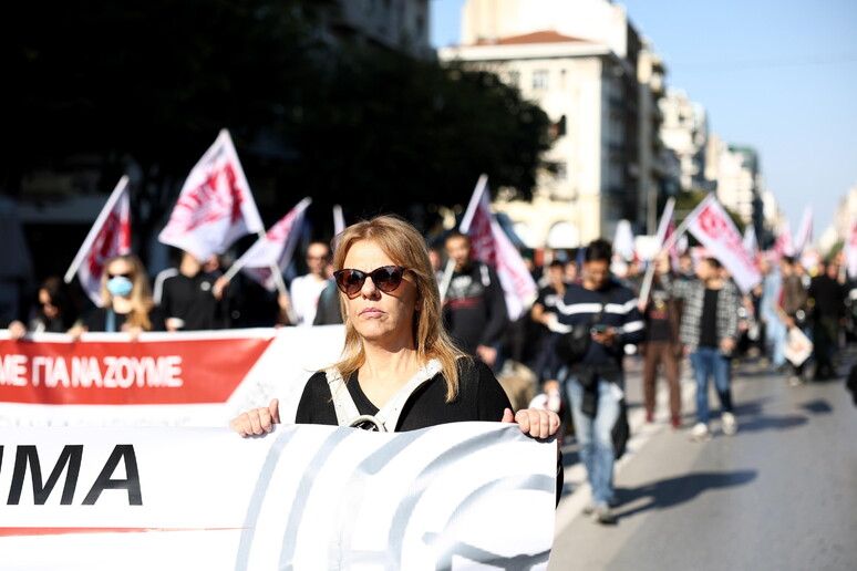 Grecia, via libera alle 13 ore di lavoro: “È schiavitù retribuita”