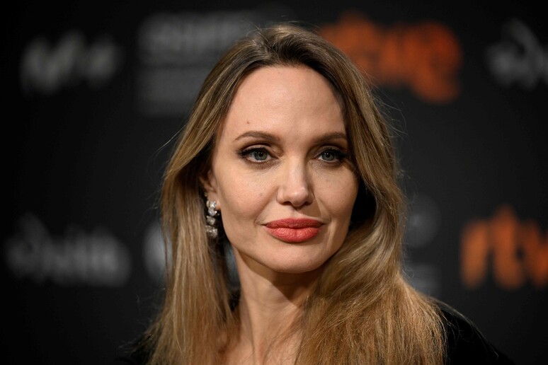 Angelina Jolie a sorpresa a Kherson: visita ai malati in ospedale