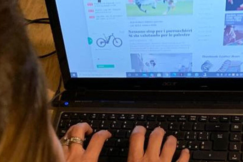 Condannata una donna per “revenge porn” e stalking: adescava uomini per vendicare donne tradite