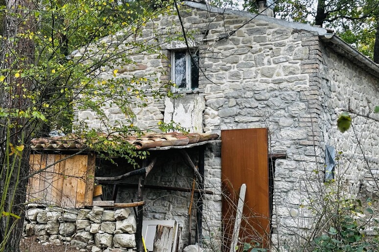 Famiglia nel bosco, il padre lascia il casolare. Partono i lavori per adeguare l’abitazione. L’avvocato prepara il ricorso