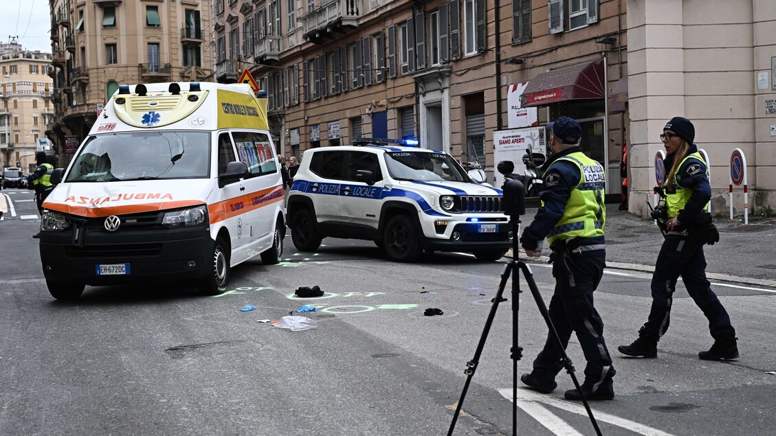 Genova, ambulanza travolge un 12enne mentre va a scuola: è gravissimo. In Friuli scontro tra auto e corriera: un morto e otto studenti feriti