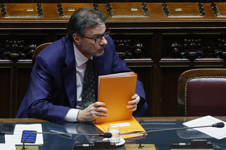 Giorgetti difende la cessione di Mps: “Nessuna ingerenza, scelte in ottica strategica”. Scontro politico in Parlamento