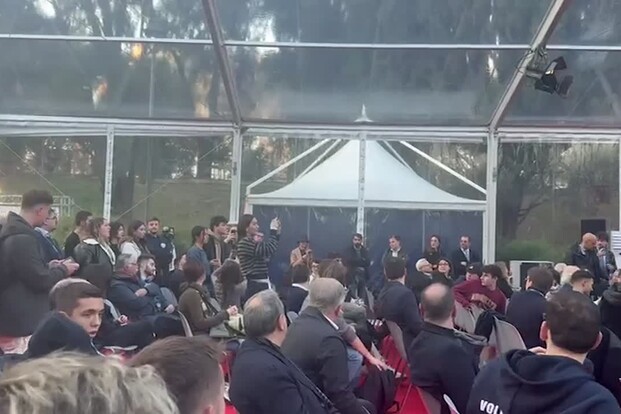 Bernini contestata ad Atreju sugli esami di Medicina: “Siete dei poveri comunisti”. Poi incontra gli studenti