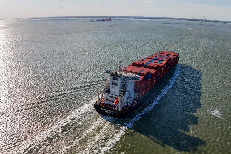 Media israeliani: Usa e Iran al lavoro su una prima intesa per la riapertura dello Stretto di Hormuz