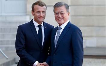 Emmanuel Macron invita a una “terza via” di fronte alle grandi potenze durante una visita in Corea del Sud