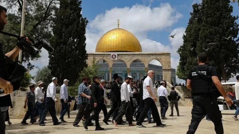 Decine di coloni israeliani fanno irruzione nella moschea di Al-Aqsa sotto stretta protezione della polizia