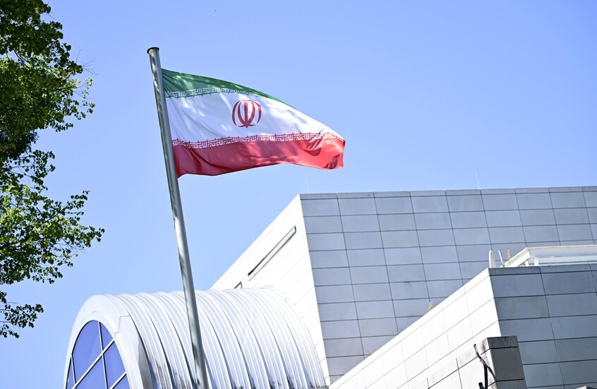 Tensioni tra Iran e Stati Uniti dopo attacchi aerei e scambi di accuse nel Golfo Persico