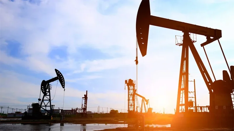 Il petrolio torna a salire: tensioni tra Stati Uniti e Iran alimentano i timori sullo Stretto di Hormuz