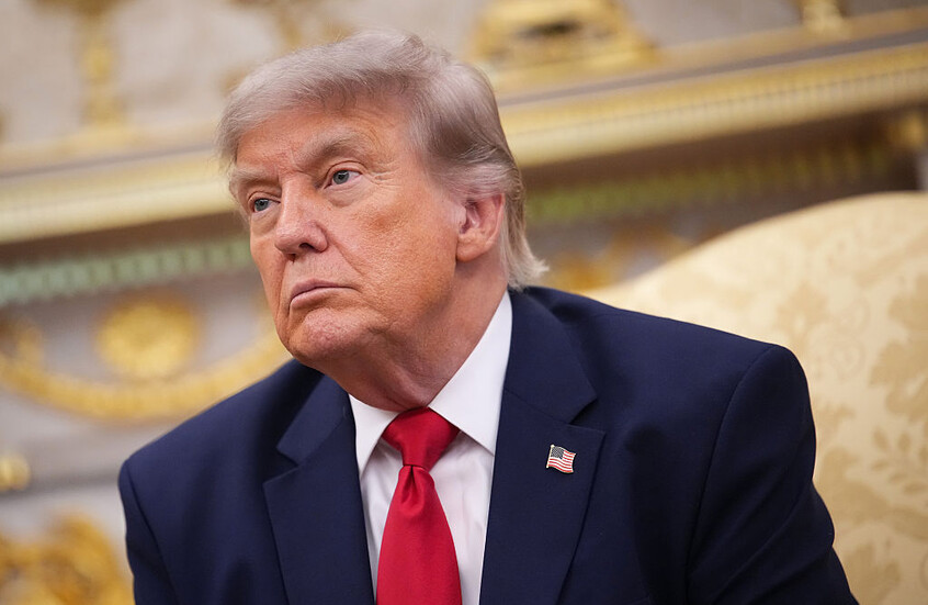 Trump: «L’Iran è pronto a un accordo, colloqui sospesi per i funerali di Khamenei»