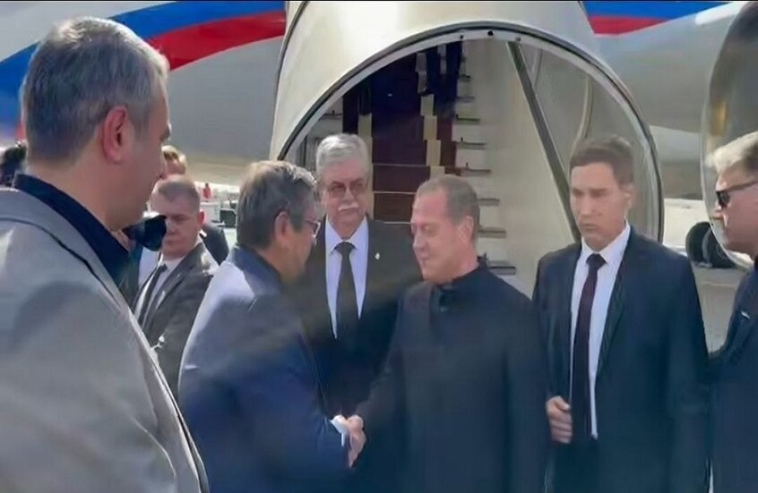 Medvedev a Teheran per le cerimonie di commiato dedicate ad Ali Khamenei