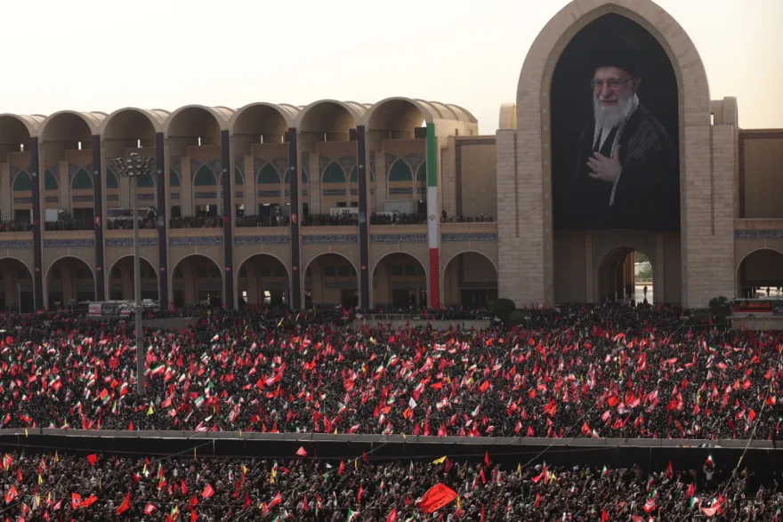 Teheran: avviato il corteo funebre di Ali Khamenei, attese cerimonie di dieci ore