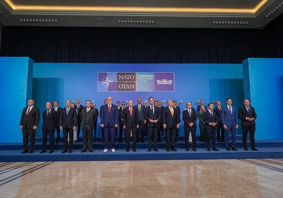 I leader della NATO posano per una foto commemorativa presso il complesso presidenziale turco